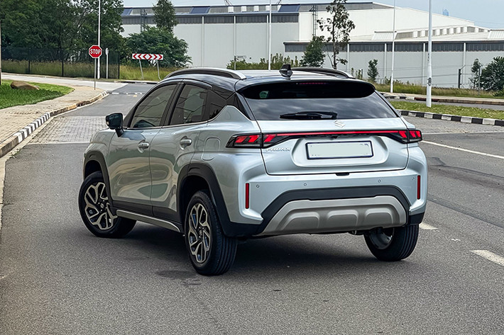 Suzuki Fronx là mẫu SUV/crossover cỡ nhỏ, được giới thiệu đầu tiên tại thị trường Ấn Độ vào năm 2023. Xe được phát triển dựa trên nền tảng của mẫu hatchback Baleno nhưng mang thiết kế thể thao, gầm cao đặc trưng của dòng SUV đô thị.