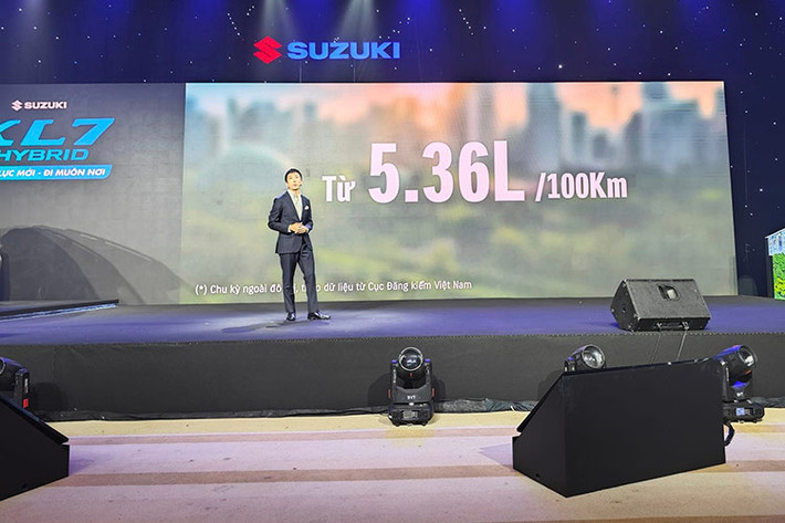 Điểm nhấn của Suzuki XL7 Hybrid chính là hệ truyền động Smart Hybrid Vehicle by Suzuki (SHVS), kết hợp động cơ xăng với máy phát tích hợp khởi động (ISG) và pin lithium-ion. Động cơ xăng 4 xi-lanh, dung tích 1.5L tạo ra công suất tối đa 103 mã lực và mô-men xoắn cực đại 138 Nm như phiên bản cũ. Động cơ kết hợp với hộp số tự động 4 cấp.