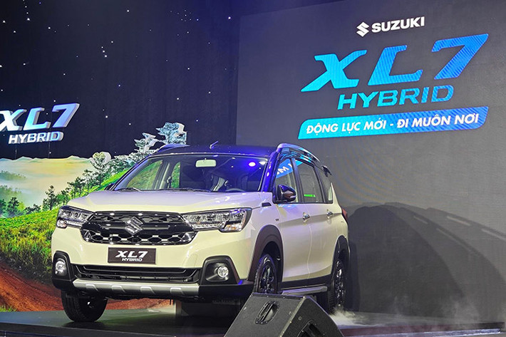 Hãng xe Suzuki đã chính thức vén màn phiên bản mới của dòng xe XL7 ở thị trường Việt Nam. Đúng như thông tin từ trước đó, Suzuki XL7 2024 tại Việt Nam được bổ sung động cơ mild hybrid mới, tương tự người anh em Ertiga Hybrid.