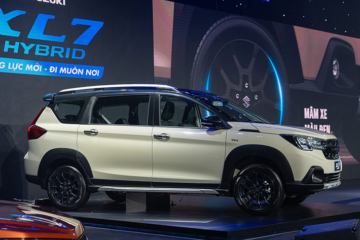 Về ngoại hình, Suzuki XL7 Hybrid 2024 mới không thay đổi nhiều, xe được bổ sung một số chi tiết ngoại thất mới như lưới tản nhiệt và vành la-zăng sơn màu đen, tạo cảm giác khỏe khoắn hơn. Phía sau xe có thêm viền mạ crôm trang trí và logo Hybrid mới trên cửa cốp.