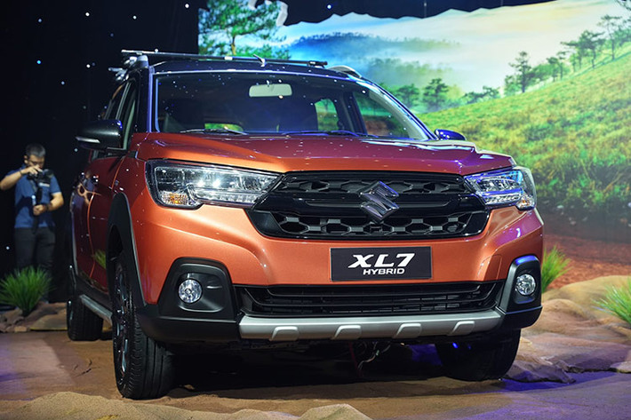 Suzuki XL7 Hybrid tại Việt Nam có 7 lựa chọn màu sắc, bao gồm Khaki, Đen, Xám, Trắng, Trắng ngà - Đen, Cam - Đen và Trắng - Đen.