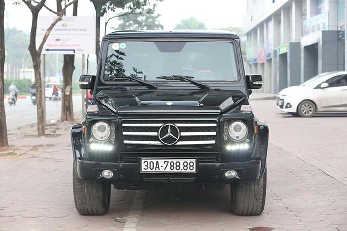 Khá thú vị là sau khi mua thành công chiếc SUV hạng sang Mercedes-Benz G55 AMG biển tứ quý 8 đời 2011 này, người này đã được một ông chủ chuyên mua bán siêu xe ở quận 5, TP HCM gạ bán lại. Và trong chưa đầy 12 giờ sau đó, giao dịch này đã thành công.