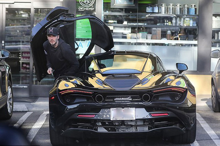 Cựu danh thủ của đội tuyển Anh - David Beckham là một trong những tay chơi xe có "số má" trong làng túc cầu. Chính vì vậy, danh sách bộ sưu tập siêu xe/hypercar - hay quái vật tốc độ của David Beckham cũng lên tới hàng chục chiếc với đầy đủ mọi thương hiệu, chủng loại xe khác nhau. Trong đó, nổi bật phải kể tới chiếc McLaren MP4-12C Spider, một mẫu hypercar danh tiếng với trần tốc độ đạt tới 333 km/h.