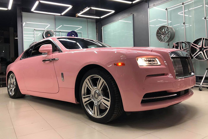 Theo hình ảnh từ xưởng chăm sóc xe, nơi phụ trách việc dán đề-can ngoại thất cho chiếc Rolls-Royce Wraith màu hồng này đăng tải, để có thể hoàn thành việc tân trang lại toàn bộ bên ngoài của xe sang gam màu hồng cá tính, xưởng độ này đã phải tháo bỏ từng chi tiết của xe ra nhằm đảm bảo sự tỉ mỉ và chỉn chu tối đa của lớp dán.