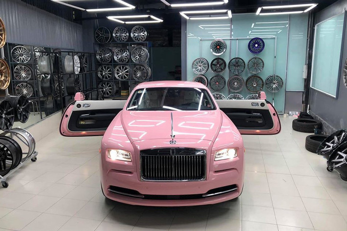 Coupe siêu sang Rolls-Royce Wraith chỉ mất thời gian 4,6 giây là có thể tăng tốc lên 100 km/h từ vị trí xuất phát trước khi đạt tốc độ tối đa 250 km/h. Giá xe Rolls-Royce Wraith chính hãng hiện nay tại thị trường Việt Nam bán ra khoảng 33,65 tỷ đồng.