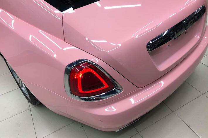 Chiếc Rolls-Royce Wraith màu hồng trong bài viết ban đầu có màu sơn ngoại thất trắng tinh khôi và thuộc thế hệ xe Series-1. Là một mẫu xe 2 cửa với kiểu dáng coupe, Wraith sẽ kén khách hàng hơn so với 2 người anh em là mẫu Ghost và Phantom. Tuy nhiên, điều đó vẫn không hề làm ảnh hưởng tới sức hút của mẫu xe này và bằng chứng chính là những con số rất ấn tượng về doanh số bán ra trên toàn cầu của nó.