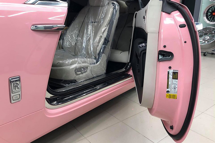 Xe siêu sang Rolls-Royce Wraith vẫn sử dụng khối động cơ V12, dung tích 6.6 lít, sản sinh công suất tối đa 623 mã lực tại vòng tua máy 5.600 vòng/phút và mô-men xoắn cực đại đạt 800 Nm tại dải vòng tua máy 1.500 – 5.500 vòng/phút. Động cơ kết hợp với hộp số tự động ZF 8 cấp cùng hệ dẫn động cầu sau.
