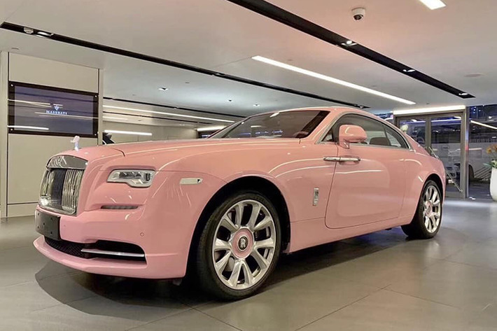 Vào cuối tháng 5, hình ảnh một chiếc Coupe siêu sang Rolls-Royce Wraith diện bộ áo màu hồng từ trong ra ngoài đã khiến dân tình trong nước không khỏi xôn xao dù chiếc xe này được cho ở một đất nước châu Á. Mãi đến nay, giới mê xe tại Việt Nam sẽ sớm được diện kiến một chiếc Rolls-Royce Wraith màu hồng (Ảnh: xe tại nước ngoài).