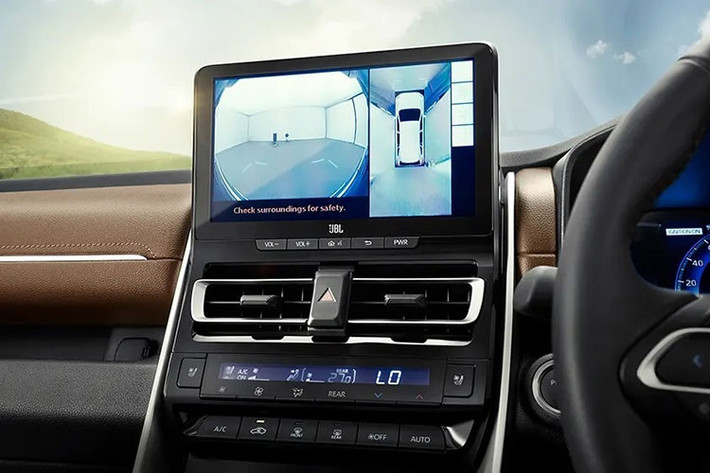 Về nội thất, Toyota Innova 2023 gây ấn tượng với mặt táp-lô đa tầng mới, vô lăng 3 chấu tích hợp phím chức năng và bảng đồng hồ đi kèm màn hình đa thông tin.
