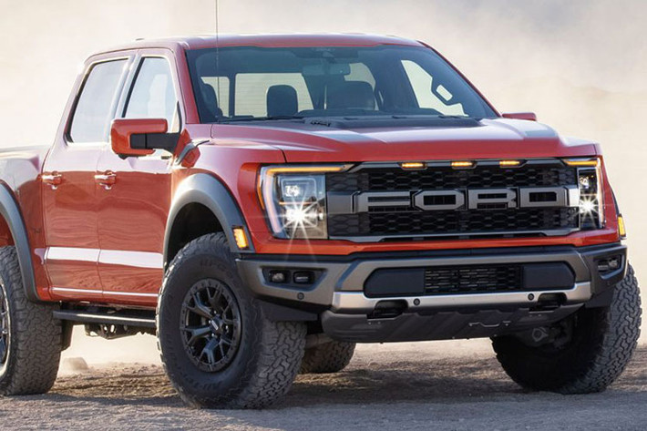 Hệ thống đèn trang bị trên Ford F-150 Raptor là full LED, ngoài ra xe cũng tích hợp bóng định vị ở nhiều vị trí đầu xe. Cản trước và cản sau được sơn mờ với các chi tiết kim khí cứng cáp gia tăng độ bền cho xe.