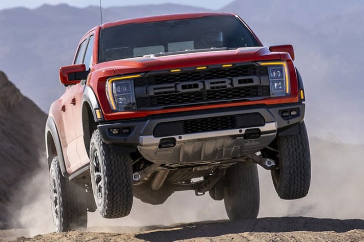 Ford F-150 Raptor 2021 được tích hợp hệ thống điều chỉnh theo địa hình mới Terrain Management System. Hệ thống này cho phép người dùng chỉnh độ nặng vô-lăng hay thậm chí can thiệp vào cân bằng điện tử và cả hộp số để thay đổi trải nghiệm vận hành.
