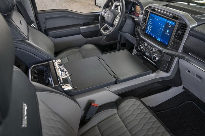 Ngoài ra, Ford F-150 Raptor còn được trang bị một số tiện nghi như: cửa sổ trời toàn cảnh cho cả hai hàng ghế, ghế lái hỗ trợ chỉnh điện 8 hướng, ghế phụ chỉnh tay 2 hướng, hộp đựng đồ ở giữa, cửa sổ và nắp thùng xe chứa hàng chỉnh điện dễ dàng,…