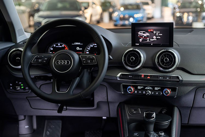 Audi cũng đã tinh chỉnh hệ thống treo và hệ thống đánh lái, giúp gia tăng cảm giác lái thú vị hơn. Gầm cao 200 mm, trang bị hệ thống cân bằng điện tử tích hợp chế độ địa hình (off-road).