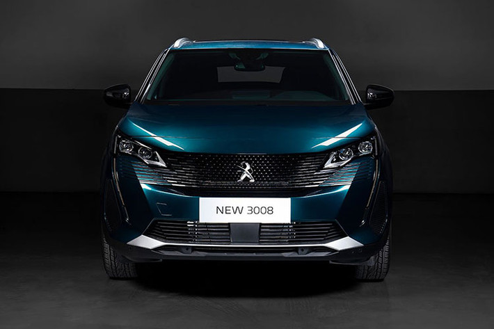 Phiên bản facelift Peugeot 3008 2021 mới vừa được ra mắt tại thị trường Việt Nam cách đây ít ngày. Xe vẫn có 2 phiên bản là AT(Active) và AL(Allure) với giá bán niêm yết lần lượt là 1,009 tỷ và 1,109 tỷ đồng, cao hơn đời xe cũ 30-40 triệu đồng. New Peugeot 3008 sở hữu rất nhiều những tinh chỉnh đáng chú ý về ngoại thất, đặc biệt là ở phần đầu xe mang đến một diện mạo mới ấn tượng, nổi bật hơn.