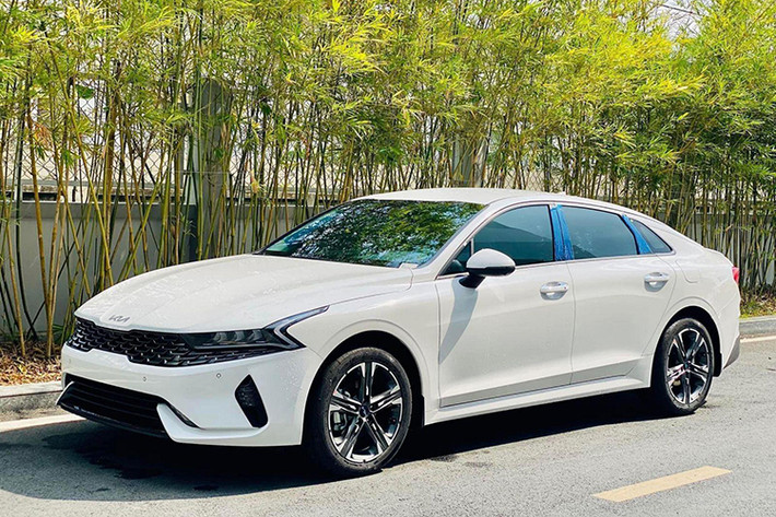 Sở hữu doanh số bán ra chỉ 8 chiếc, giảm tới 6 chiếc so với tháng 1/2025 - mẫu xe sedan Kia K5 vẫn xếp thứ 3 trong top xe bán chậm nhất Việt Nam. Ra mắt tại Việt Nam từ nửa cuối 2021 dưới dạng mẫu xe hoàn toàn mới với giá bán từ 859-999 triệu đồng, Kia K5 đi kèm 3 tùy chọn phiên bản bao gồm 2.0 Luxury, 2.0 Premium và 2.5 GT-Line.