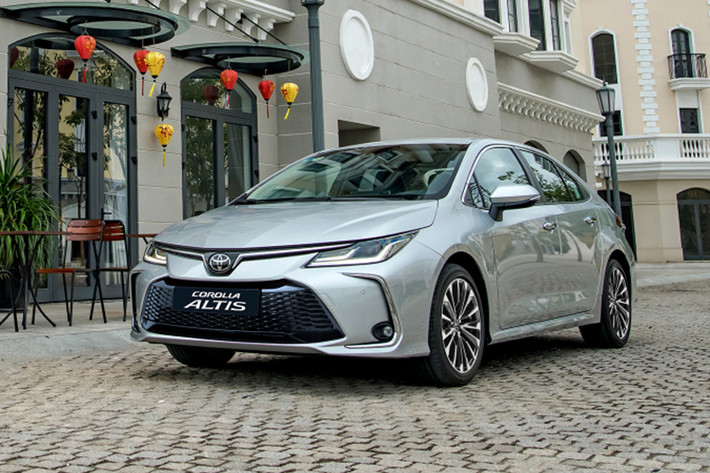 Mặc dù lọt vào top xe ế, nhưng doanh số bán xe Toyota Corolla Altis tăng trưởng đáng kể, từ 7 xe lên 15 xe. Song, mẫu sedan cỡ D Nhật Bản vẫn chưa thể rời top bán ít. Altis tại Việt Nam hiện có 3 phiên bản với 2 tùy chọn động cơ gồm động cơ xăng và động cơ hybrid, giá bán dao động từ 725-870 triệu đồng.
