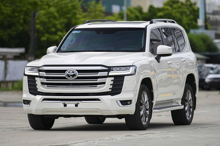 Toyota Land Cruiser - mẫu xe luôn được các đại gia Việt săn đón cũng ghi nhận giảm doanh số mạnh, từ 17 xe ở tháng 1 xuống chỉ còn 2 xe trong tháng 2. Nguồn cung khan hiếm là nguyên nhân chính khiến doanh số Land Cruiser giảm mạnh ở tháng vừa qua.