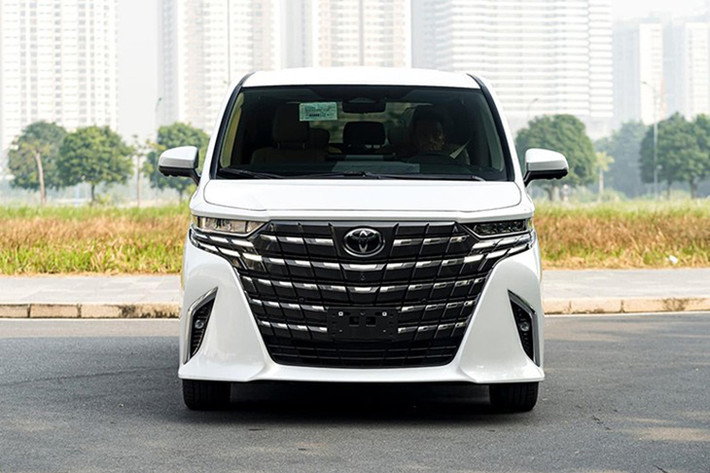 Toyota Alphard cũng ghi nhận tăng trưởng doanh số khi có 15 xe bán ra, tăng nhẹ 1 chiếc so với tháng trước. Toyota Alphard hiện đang là mẫu xe đắt nhất trong dải sản phẩm của hãng, từ 4,37-4,475 tỷ đồng do bị áp thuế cao khi có xuất xứ từ Nhật Bản.