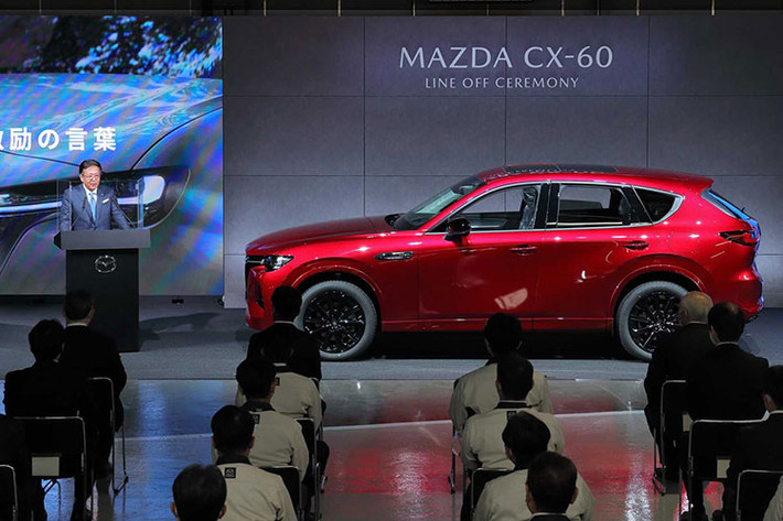 Mazda CX-60 2023 mới là mẫu SUV cỡ trung lần đầu tiên trình làng vào hồi tháng 3 đầu năm nay. Sau nửa năm, mẫu xe này mới chính thức được bày bán ở thị trường nội địa Nhật Bản. Ở thị trường nội địa, Mazda CX-60 2023 được chia thành 4 phiên bản, bao gồm máy xăng, máy dầu, hybrid và plug-in hybrid (PHEV).