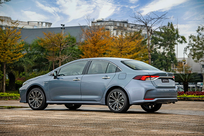 Giá xe Toyota Corolla Altis 2022 được bán ra Việt Nam cho 3 phiên bản gồm 1.8G, 1.8V và 1.8HEV rẻ hơn nhiều so với giá dự kiến trước đó, khởi điềm từ 719 triệu đồng và cao nhất lên tới 860 triệu đồng. Riêng đối với tùy chọn ngoại thất màu trắng ngọc trai, người dùng vẫn cần phải chi thêm 8 triệu đồng.