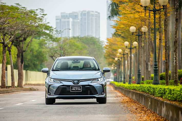 So với đời cũ, giá bán cao nhất của Toyota Corolla Altis 2022 mới tăng tới 97 triệu đồng nhưng cũng là điều dễ hiểu bởi ở thế hệ mới, mẫu sedan hạng C được bổ sung thêm phiên bản Hybrid. Nếu chỉ xét 2 bản máy xăng, mức tăng giá gần như không đáng kể, thậm chí bản tiêu chuẩn của Corolla Altis mới còn rẻ hơn trước 14 triệu đồng.