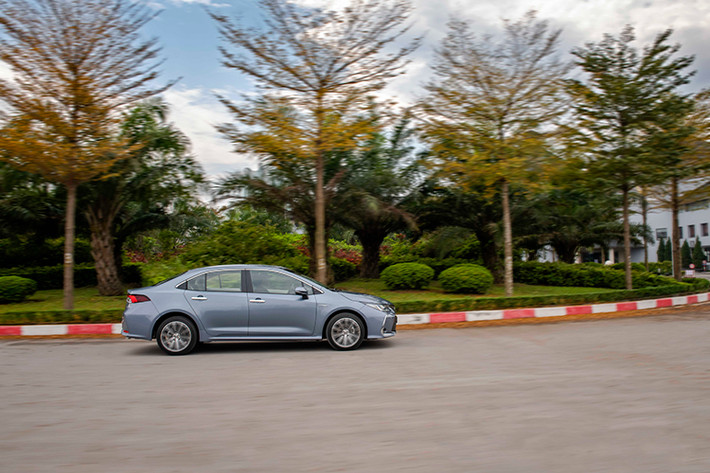 Trang bị an toàn cũng là điểm nhấn của Toyota Corolla Altis ở lần nâng cấp lên thế hệ mới này. Cụ thể, xe được trang bị gói công nghệ Toyota Safety Sense (trên bản 1.8V và 1.8HEV) gồm nhiều tính năng hấp dẫn như cảnh báo tiền va chạm, hỗ trợ giữ làn đường, cảnh báo lệch làn đường, ga tự động thích ứng khoảng cách và đèn pha thông minh.
