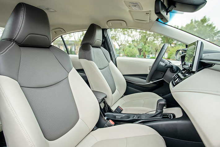 Tiếp đến, màn hình giải trí trung tâm là loại 9 inch đặt nổi, có kết nối Apple CarPlay không dây và ngoài ra còn có điều hòa tự động 2 vùng và phanh tay điện tử. Về khả năng vận hành, bản 1.8G và 1.8V của Toyota Corolla Altis 2022 được trang bị động cơ xăng, dung tích 1.8L cho công suất tối đa 138 mã lực cùng mô-men xoắn cực đại đạt 173 Nm.