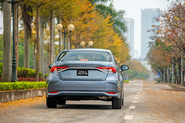 Ở thế hệ mới, Toyota Corolla Altis 2022 được phát triển trên cơ sở gầm bệ TNGA mới nhất của hãng xe Nhật Bản, giống với đàn anh Camry. Điều này khiến mẫu xe này có thiết kế ngoại thất chịu nhiều ảnh hưởng từ Toyota Camry với lưới tản nhiệt khá lớn ở mặt ca-lăng.