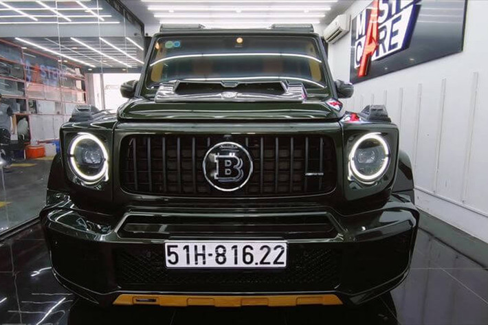 Mức giá xe Mercedes-AMG G63 Edition-1 khi mới về tay vợ chồng Đoàn Di Băng và Quốc Vũ được dự đoán khoảng hơn 13 tỷ đồng. Hiện mức giá rao bán lại của chiếc Mercedes-AMG G 63 độ bodykit Widestar 700 Brabus này vẫn chưa được tiết lộ.