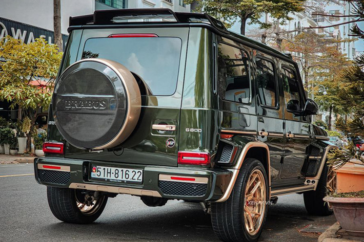 Hai bên thân xe Mercedes-AMG G63 Edition-1 độ Brabus có hốc gió hầm hố hơn. Logo 3 cánh ở đầu xe bị loại bỏ và thay thành chữ "B" - biểu tượng của hãng độ Brabus. Trên nóc xe được bổ sung thêm dải đèn LED chiếu sáng.
