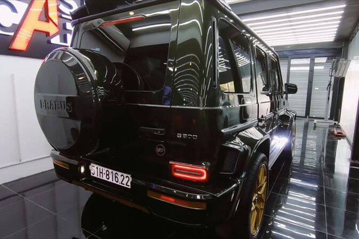 Cung cấp sức mạnh cho xe Mercedes-AMG G 63 Edition 1 vẫn là khối động cơ xăng tăng áp kép V8 4.0L sản sinh công suất 577 mã lực và mô-men xoắn cực đại 850 Nm, đi kèm hộp số tự động 9 cấp, giúp xe tăng tốc từ 0 - 100 km/h trong 4,5 giây trước khi cán vận tốc tối đa 220 km/h.
