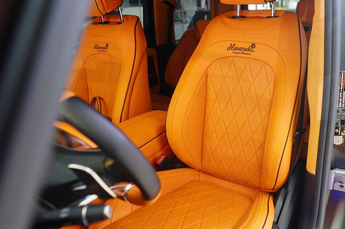 Trần xe cũng được bọc da lộn Alcantara màu cam kết hợp với “bầu trời sao” phong cách Rolls-Royce, trên ghế ngồi được thêu logo của Tập đoàn mỹ phẩm mà Đoàn Di Băng và chồng là người làm chủ.