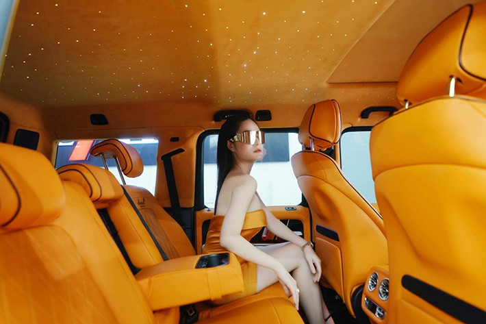 Tuy nhiên khi qua tay xưởng độ, toàn bộ nội thất Mercedes G63 AMG Edition 1 được thay đổi hoàn toàn. Cụ thể, nội thất bên trong chiếc xe được lấy màu cam làm chủ đạo kết hợp một số chi tiết màu đen.