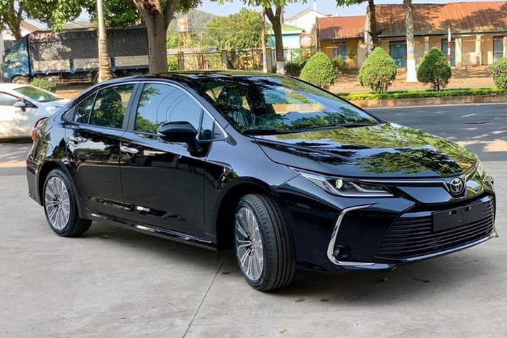Toyota Corolla Altis 2022 thuộc thế hệ mới vừa được giới thiệu với người tiêu dùng Việt Nam vào hồi tháng 3/2022. Xe được phân phối với 3 phiên bản gồm: 1.8HEV, 1.8V, 1.8G giá từ 719 - 868 triệu đồng, tùy phiên bản và màu sắc. Bản G thuộc phiên bản thấp.