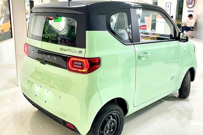 Mới đây, VinFast đã công bố nhận đặt cọc sớm cho VF3 với giá ưu đãi đặc biệt chỉ 235 triệu đồng (không kèm pin) và 315 triệu đồng (kèm pin). Sau thời gian ưu đãi, mức giá chính thức dành cho VinFast VF3 sẽ là 240 triệu đồng (thuê pin) và 322 triệu đồng (kèm pin). Giá bán của VinFast VF3 tuy cao hơn Wuling Hongguang Mini EV nhưng vẫn tạo ra áp lực rất lớn cho đối thủ Trung Quốc.