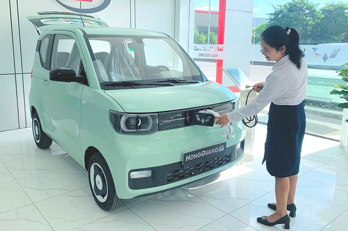 Với một mẫu xe giá rẻ như Wuling Hongguang Mini EV giảm tới 50 triệu đồng là khá lớn. Thậm chí, có đại lý còn "chơi lớn" hơn khi bán bản tiêu chuẩn của mẫu ôtô điện Trung Quốc này với giá chỉ 179 triệu đồng, giảm 60 triệu.