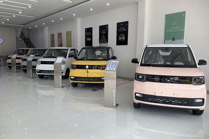 Wuling Hongguang Mini EV tại Việt Nam là mẫu ôtô điện cỡ nhỏ của Trung Quốc đã lần đầu tiên ra mắt vào hồi giữa năm 2023 với giá dao động từ 239 - 279 triệu đồng cho 4 phiên bản. Tuy nhiên, trong thời gian qua, do sức bán không đạt kỳ vọng, mẫu xe rẻ nhất Việt Nam này đã liên tục được hãng và đại lý giảm giá để kéo khách.