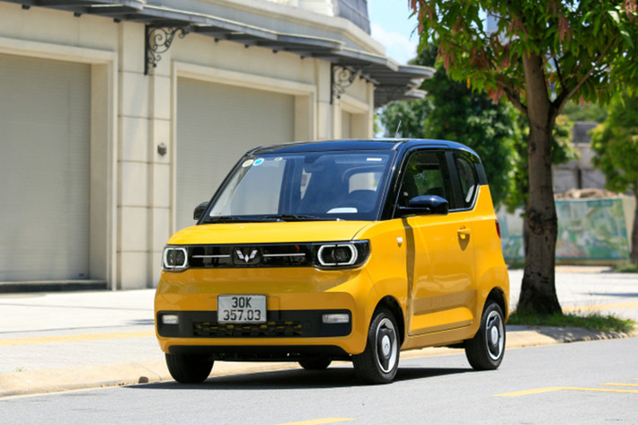 Wuling Hongguang Mini EV được trang bị mô-tơ điện nằm trên cầu sau, tạo ra công suất tối đa 26,82 mã lực và mô-men xoắn cực đại 85 Nm. Hai con số tương ứng của VinFast VF3 là 43 mã lực và 110 Nm. Xe có 2 tùy chọn pin LFP với dung lượng 9,6 kWh và 13,4 kWh. 2 loại pin này mang đến quãng đường di chuyển lần lượt là 120 km và 170 km.