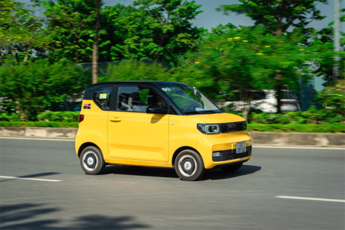Tùy theo phiên bản, Wuling Hongguang Mini EV sẽ có những trang bị như đèn pha projector, dải đèn LED định vị ban ngày, đèn hậu LED, logo Wuling đi kèm dải trang trí hai bên dạng LED âm, tính năng đèn chờ dẫn đường, đèn sương mù sau và vành 12 inch với lốp 145/70R12. Trong khi đó, VinFast VF3 được trang bị vành 16 inch giúp nâng khoảng sáng gầm lên 191 mm.