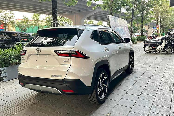 Với mức giá Toyota Yaris Cross khá cao, điều này khiến các đại lý phải nhanh chóng tung ra chương trình ưu đãi cho mẫu SUV cỡ B mới để thu hút khách hàng. Cụ thêt hiện hàng loạt đại lý đã công bố chương trình hỗ trợ 100% lệ phí trước bạ cho Yaris Cross. Trong đó, 50% là chương trình ưu đãi của hãng Toyota dành cho những khách hàng tiên phong mua xe và hoàn tất thanh toán đến hết ngày 31/12/2023.