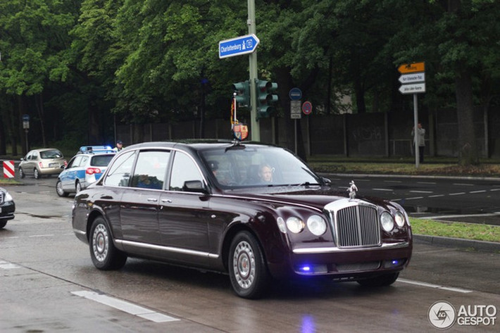 Mỗi khi xuất hiện trước công chúng hoặc tham gia các buổi lễ kỷ niệm, Nữ hoàng Elizabeth II thường di chuyển trên những chiếc xe Hoàng gia chính thức. Đây là những chiếc xe được chế tạo đặc biệt, dành riêng cho nhiệm vụ đưa đón các thành viên Hoàng gia Anh - trong số này đặc biệt nhất chính là chiếc xe siêu sang Bentley "thửa riêng".