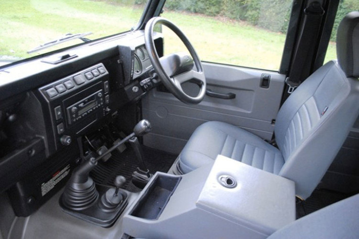 Chiếc xe Defender này được trang bị nội thất bọc da màu xanh đồng thời đi kèm ghế sưởi ấm và cửa sổ chỉnh điện. Thêm vào đó là hệ thống treo được nâng cao để Nữ hoàng Anh sử dụng trong những chuyến đi săn. Năm 2014, chiếc Land Rover Defender này đã được hãng Brooklands bán đấu giá thành công với số tiền 30.240 Bảng (tương đương 876 triệu đồng).