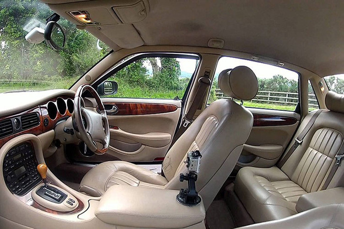 Ngoài ra, chiếc Jaguar Daimler V8 Super LWB còn có những nút bấm đặc biệt để đưa không khí vào bên trong xe. Trao đổi với hãng Daimler, Nữ hoàng Anh khẳng định bà muốn tận hưởng không khí trong lành khi lái xe nhưng không thích bị gió thổi thẳng vào mặt. Tiếp đến là bật lửa điện tử đi kèm nút bấm bí mật, có tác dụng kích hoạt đèn neon được giấu kín để các mật vụ xác định vị trí của Nữ hoàng...