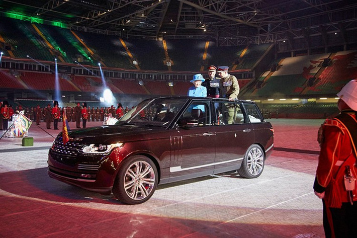 Bên cạnh Bentley, chiếc Range Rover 2015 "hàng thửa" của Nữ hoàng Anh Elizabeth đệ nhị gây ấn tượng với mui mở ở khoang hành khách. Thiết kế này cho phép Nữ hoàng Elizabeth II đứng trong xe và vẫy tay chào mọi người. Xe được phát triển dựa trên phiên bản trục cơ sở dài, chiếc Range Rover LWB Landaulet 2015 sử dụng hệ dẫn động hybrid diesel-điện tiết kiệm nhiên liệu và thân thiện với môi trường.