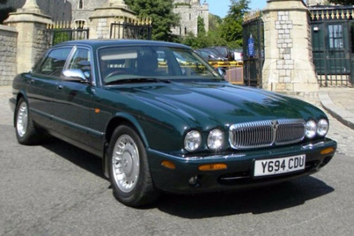 Jaguar Daimler V8 Super LWB này trở thành xe cá nhân của Nữ hoàng Anh trong 3 năm sau khi được đưa vào cung điện Buckingham từ năm 2001. Nữ hoàng Anh đã thường xuyên sử dụng chiếc Buckingham để lái quanh lâu đài Windsor hoặc đi thăm bạn bè. Chiếc xe có một chi tiết đặc biệt là ngăn chứa đồ với nắp trượt ở bệ tì tay trung tâm.
