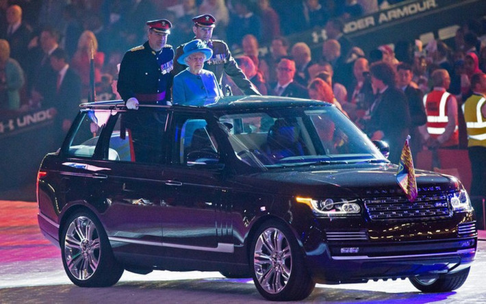 Nhờ đó, chiếc Range Rover 2015 này có thể chạy riêng bằng năng lượng điện trên quãng đường ngắn. Chiếc xe được dùng để thay thế Range Rover State Review cũ đã ra đời từ năm 2002. Đây là chiếc thứ 4 mà hãng Land Rover chế tạo để dành riêng cho Hoàng gia Anh. Chiếc đầu tiên là Land Rover Series 1, ra đời vào năm 1953.