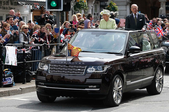 Có một sự thật mà không phải ai cũng biết về xe ôtô của Nữ hoàng Anh Elizabeth đệ nhị, vì điều đặc biệt là bà không hề có bằng lái ôtô. Trên thực tế, Nữ hoàng Anh cũng không bắt buộc phải có bằng lái ôtô. Tuy nhiên, bà đã học lái ôtô từ thời Thế chiến thứ 2 khi điều khiển chiếc xe cứu thương cho Lực lượng phụ nữ hỗ trợ mặt đất.