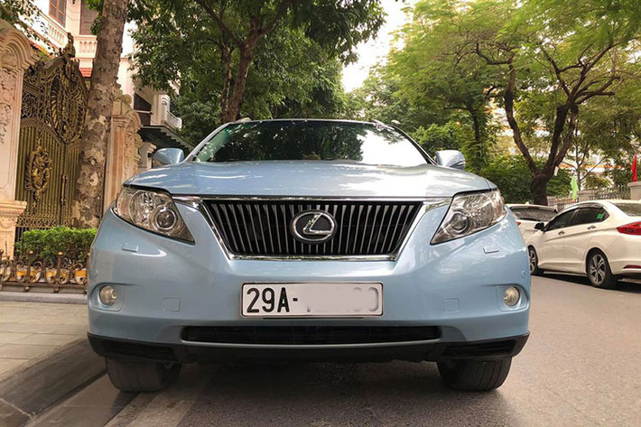 Chiếc Lexus RX350 đời cũ trong bài viết được sản xuất năm 2010, nhập khẩu nguyên chiếc từ thị trường Mỹ bởi đơn vị tư nhân. Xe đã lăn bánh khoảng 9,3 vạn dặm sau 10 năm sử dụng. xe SUV Lexus RX350 2010 dài 4.770 mm, rộng 1.885 mm và cao 1.695 mm, chiều dài trục cơ sở 2.740 mm.