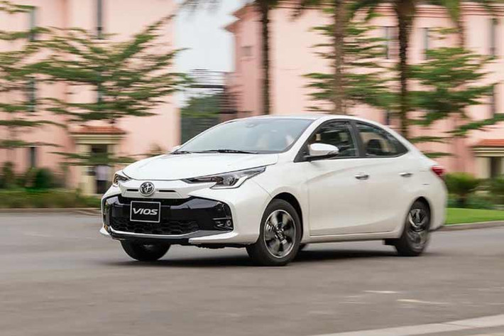 Toyota Vios Là cái tên gây ngỡ ngàng nhất khi chỉ có 7.480 xe bán ra tính tới hết quý 3/2023, ngoài ra mẫu sedan một thời làm mưa làm gió này chỉ còn xếp ở vị trí thứ 7 trong danh sách này. Điều này không quá ngạc nhiên khi các ưu đãi mạnh cho mẫu xe này có hiệu lực khá chậm, ngoài ra một nguyên nhân khác đến từ việc hãng chỉ nâng cấp nhẹ cho Vios chứ không phải thế hệ hoàn toàn mới khiến khá nhiều người có phần hụt hẫng.