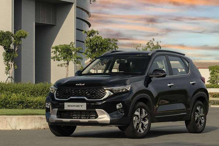 Kia Sonet Tương tự như Corolla Cross, Kia Sonet có phần thầm lặng về mặt truyền thông tuy nhiên sức bán của mẫu xe này không hề nhỏ khi liên tục đứng đầu phân khúc SUV đô thị cỡ nhỏ và đã có 7.656 xe bán ra toàn thị trường. Hiện Kia Sonet có giá bán từ 519 đến 579 triệu đồng.